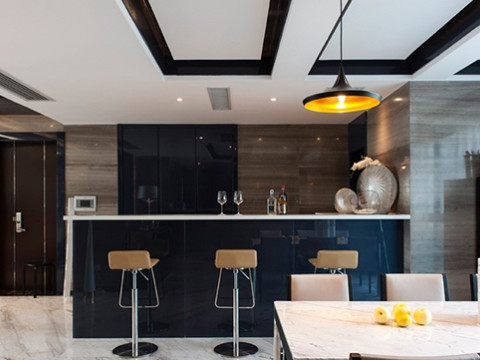 餐廳 半開放式的廚房增加了家人間的互動(dòng)與交流,加強(qiáng)彼此間的情感交流。 餐廳 半開放式的廚房增加了家人間的互動(dòng)與交流,加強(qiáng)彼此間的情感交流。