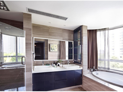 衛(wèi)生間 衛(wèi)生間采用與公共空間一樣的木紋石從墻面順勢(shì)鋪貼到地面,整個(gè)空間干凈利落,協(xié)調(diào)統(tǒng)一。黑色的烤漆板洗手臺(tái)盆恰到好處的點(diǎn)綴了空間。嵌入式的玻璃隔板和背板既人性化又增大了空間。 衛(wèi)生間 衛(wèi)生間采用與公共空間一樣的木紋石從墻面順勢(shì)鋪貼到地面,整個(gè)空間干凈利落,協(xié)調(diào)統(tǒng)一。黑色的烤漆板洗手臺(tái)盆恰到好處的點(diǎn)綴了空間。嵌入式的玻璃隔板和背板既人性化又增大了空間。